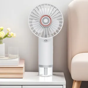 Ventilador nebulizador portátil blanco sobre escritorio con detalle de tanque de agua.