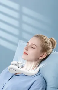 Detailansicht eines tragbaren blattlosen Halsventilators mit kühlem Luftstrom am Hals