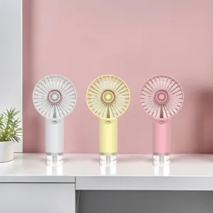 Draagbare handventilator met USB-verneveling verkrijgbaar in wit geel en roze kleuren.