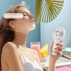 Draagbare witte handventilator met verneveling en USB in een verfrissende zomerscène