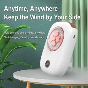 Ventilateur de cou blanc portable avec affichage numérique et trèfle sur une table.
