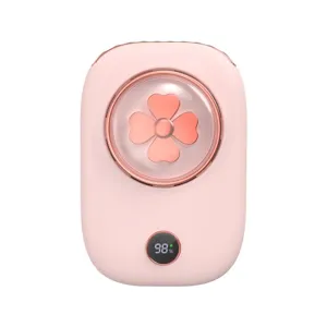 Nahaufnahme eines tragbaren rosa Nackenventilators mit digitaler Anzeige und Kleeblatt