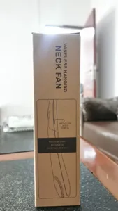 Detailansicht der Verpackung des tragbaren blattlosen Nackenventilators mit Tasten