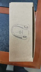 Detail der Instruktionszeichnung auf der Kartonverpackung eines Nackenventilators