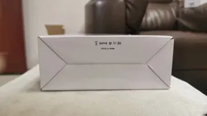 Detaillierte Unteransicht der weißen Produktverpackung mit CE- und RoHS-Zertifizierungen