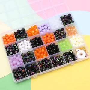 Vista detallada del kit de cuentas de Halloween DIY de 24 rejillas con abalorios de acrílico.