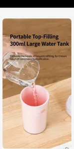 Vista dettagliata del riempimento d'acqua in un umidificatore portatile rosa da 300 ml