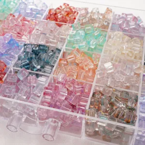 Vue détaillée de perles carrées en verre coloré dégradé pour bijoux DIY en boîte