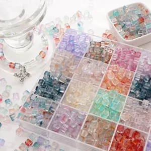 Vue détaillée de perles en verre cubiques givrées et colorées pour bijoux DIY
