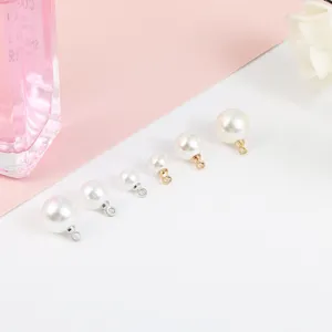 Vue détaillée de pendentifs en perles ABS de tailles variées avec boucles en or et argent.