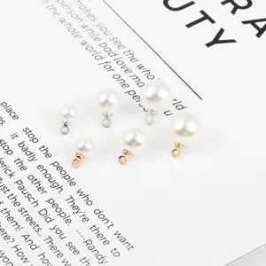 Vue détaillée de divers pendentifs en perles ABS avec boucles dorées et argentées.