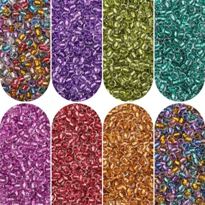 Vista macro detallada de cuentas de vidrio con núcleo plateado en varios colores para DIY