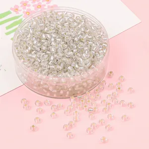 Detalle de cuentas de cristal con interior plateado para joyería hecha a mano