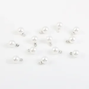 Détail de plusieurs pendentifs en perles d'imitation ABS pour la création de bijoux