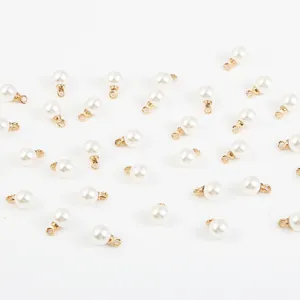 Pendants en perles ABS en vrac avec boucles dorées pour la création de bijoux DIY.