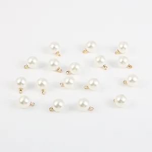 Vue détaillée de breloques en perles ABS blanches avec boucles dorées pour bijoux DIY