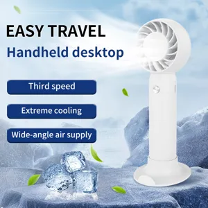 Detailansicht eines tragbaren weißen Mini-Turbo-Ventilators mit einem Tischständer-Sockel