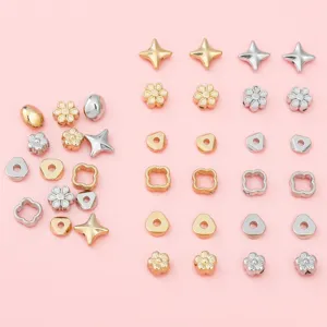Gemischte CCB-Abstandsperlen in Gold und Silber für DIY-Schmuck auf rosa Hintergrund