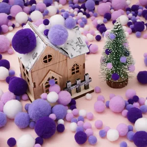 Nahaufnahme von lilafarbenen und weißen Polyester-Pompons für DIY-Bastelarbeiten und Deko