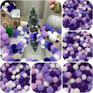 Nahaufnahme-Collage aus lila und weißen Deko-Pompons aus Polyester für Bastelarbeiten