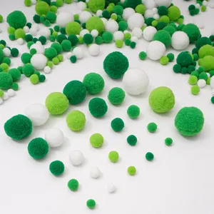 Detailansicht verschiedener grüner und weißer Polyester-Pompons in diversen Größen