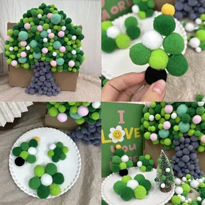 Bunte Polyester-Pompons für Bastelarbeiten und Weihnachtsdekorationen in kreativen Baumformen