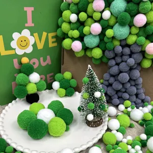 Kreative Darstellung bunter Polyester-Pompons für verschiedene Bastelarbeiten von Kindern