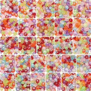 Vista dettagliata di perline colorate in acrilico con lettere 4x7mm per gioielli fai-da-te