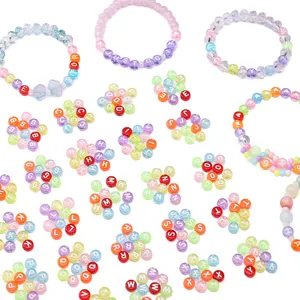 Vista macro di perle colorate con lettere in acrilico 4x7mm per braccialetti e creazioni DIY
