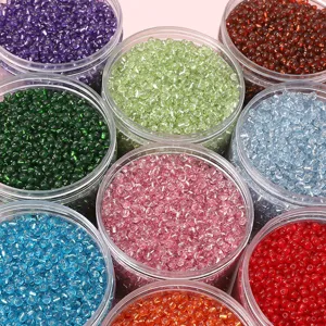 Vue rapprochée détaillée de diverses perles de rocaille en verre de 4 mm en bocaux