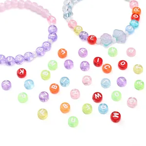 Dettaglio perline colorate in acrilico con lettere 4x7mm per gioielli fai-da-te