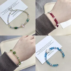 Vue macro de divers bracelets en perles de verre de 4 mm faits à la main aux couleurs variées