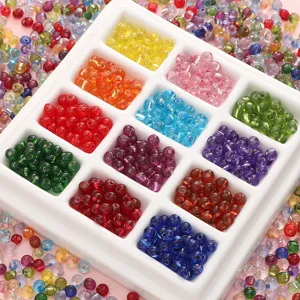 Vue détaillée de perles de rocaille en verre de 4mm organisées dans un plateau blanc