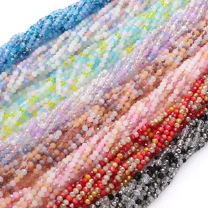 Nahaufnahme von bunten facettierten Glasperlen mit schimmernder irisierender Beschichtung