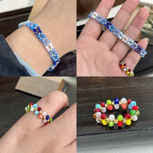Detailansicht von handgefertigtem Armband und Ring aus facettierten Glasperlen in bunten Farben.