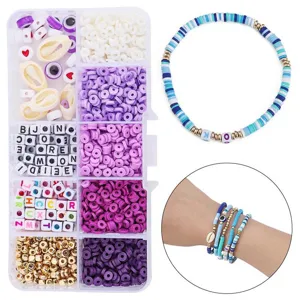 Sortiment an 4 mm Polymer-Tonperlen und Buchstabenperlen mit fertigen Armbändern am Handgelenk
