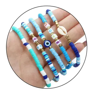 Detailansicht handgefertigter 4mm Heishi-Armbänder aus Fimo mit LOVE-Buchstabenperlen