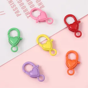 Vue détaillée de fermoirs mousquetons cœur en alliage 14mm colorés pour bijoux DIY