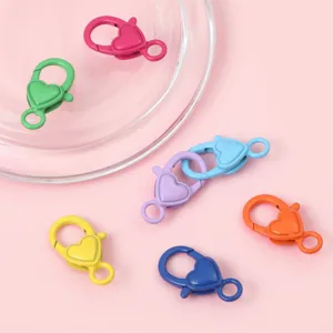 Détail de fermoirs mousquetons en forme de cœur colorés pour la création de bijoux DIY.