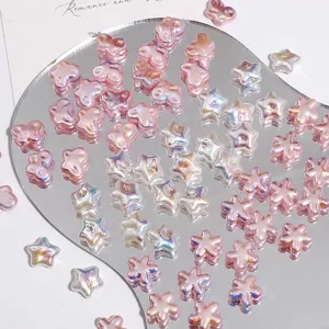 Nahaufnahme von schimmernden ABS-Perlen in Stern- und Schmetterlingsform für DIY-Schmuck