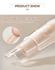 Detalle del gel de extensión de uñas nude brillante en un molde transparente