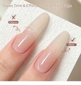 Primer plano que muestra el gel de extensión 3 en 1 con purpurina fina cubriendo el borde