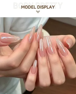 Primer plano de gel de extensión de uñas nude brillante en uñas largas de aguja