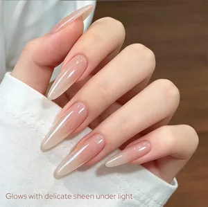 Primer plano de gel de extensión de uñas rosa nude translúcido con un fino brillo de purpurina