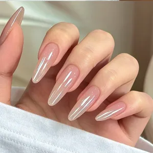 Primer plano de uñas de almendra largas con gel de extensión rosa nude brillante y fino