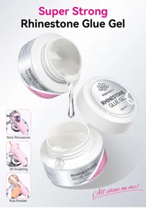 Vue macro du gel de colle pour strass transparent pour le nail art 3D