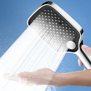 Detailopname van handdouche met krachtige waterstraal en comfortabele ergonomische handgreep.