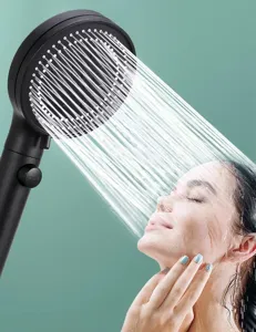 Detailed view of black high-pressure shower head spray and model usage scene.