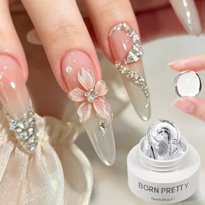 Gros plan sur un gel de modelage transparent non collant pour l'extension d'ongles 3D.