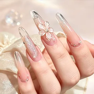 Détail d'un nail art floral 3D avec gel d'extension transparent et perles